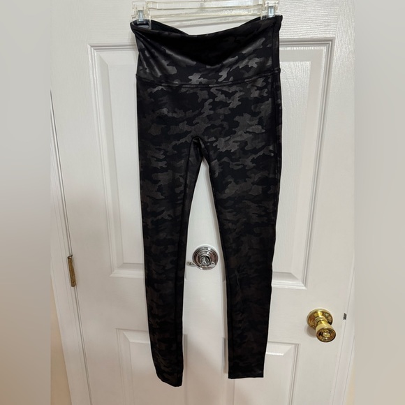 SPANX Faux Leather Leggings High Waist Camo Matte Black 20185R - Picture 5 of 10